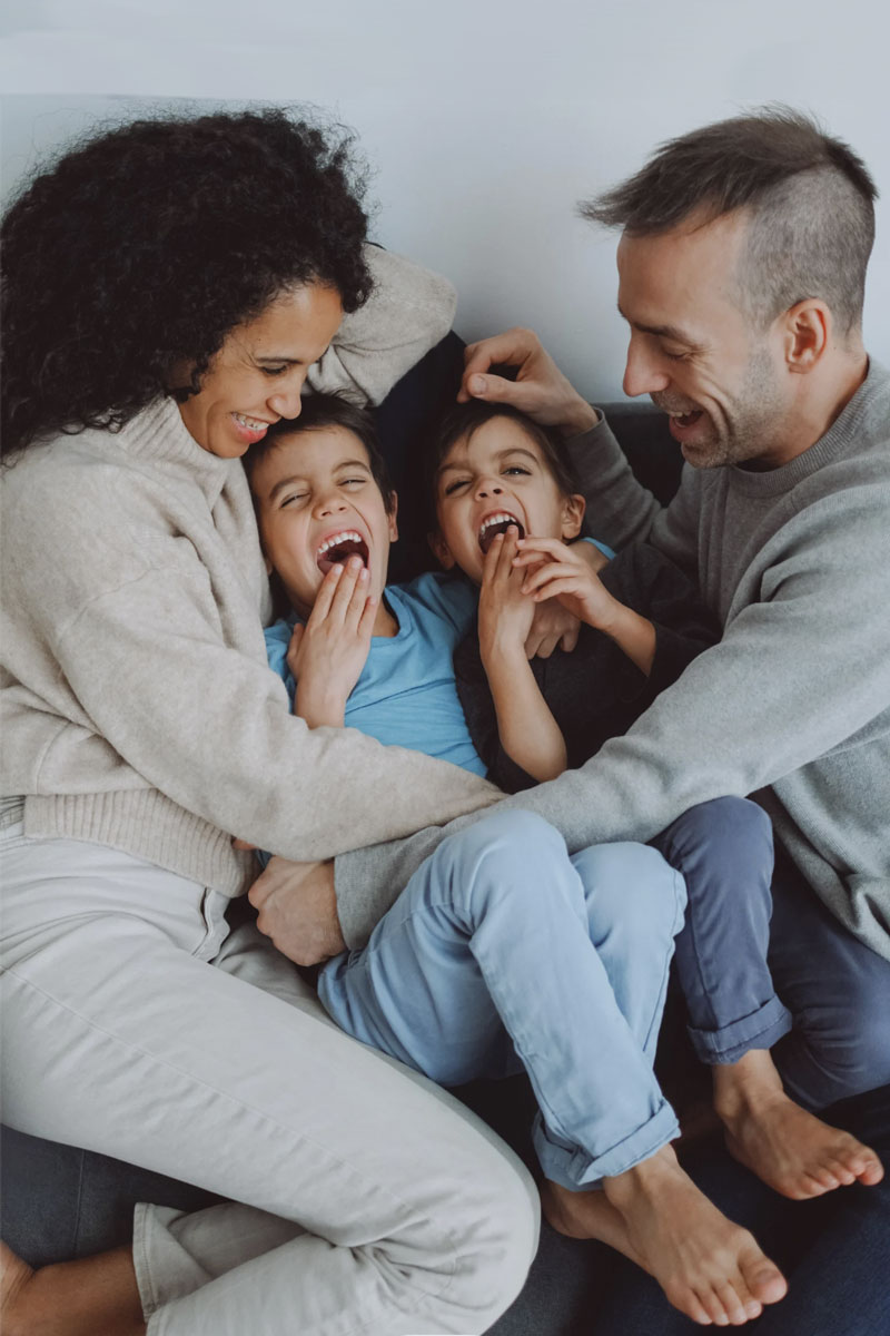 famille-souriante