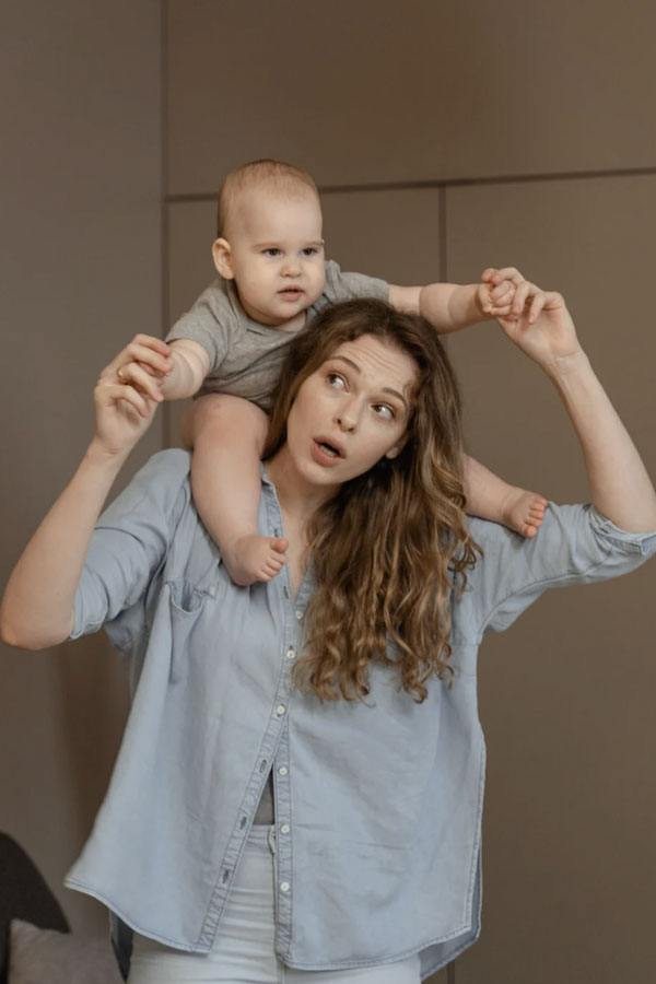 femme-portant-bebe